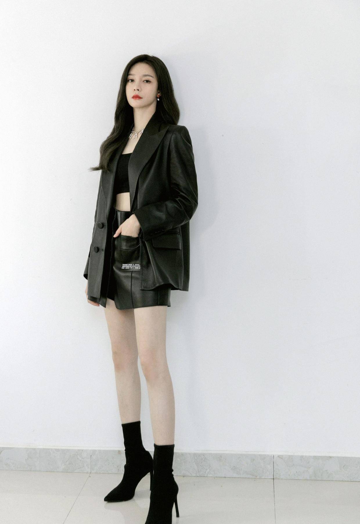 2岁的沈梦辰真会穿,黑色西服搭配灯芯绒直筒裤,少女感扑面而来&quot