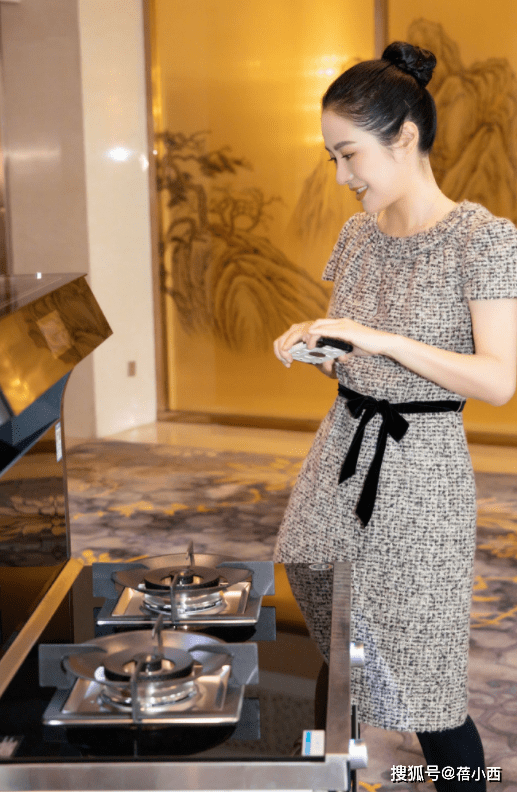 黑色|叶璇这么敢穿？穿白色洞洞连衣裙透出黑色内衣，为博眼球也是拼了