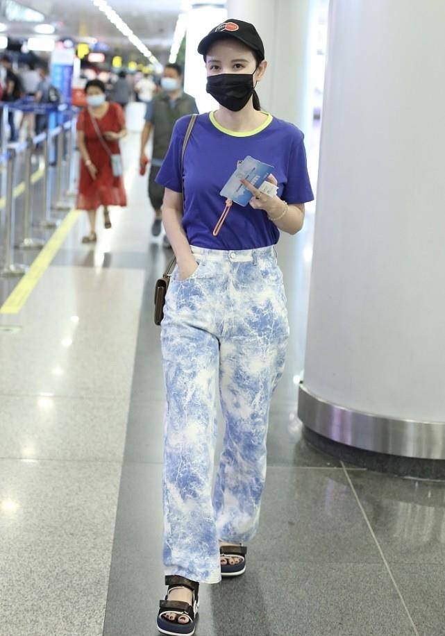 黑色|张萌这次穿得够年轻了,但还是满满的阔太感,包包和鞋子实在抢眼