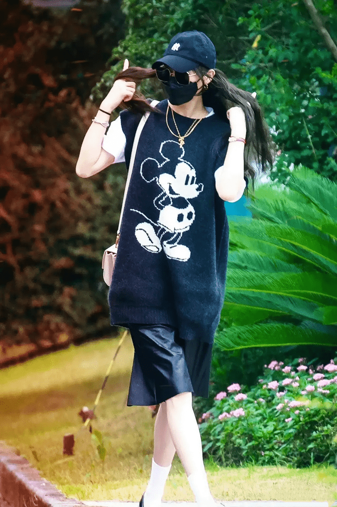 身材|唐嫣罕见走机场，穿卡通毛衣配皮裤小腿成身材短板，皮肤似大白墙