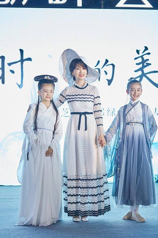 优待|“冻龄美女”赵雅芝真是被时光优待，身穿蓝色长裙，优雅又端庄