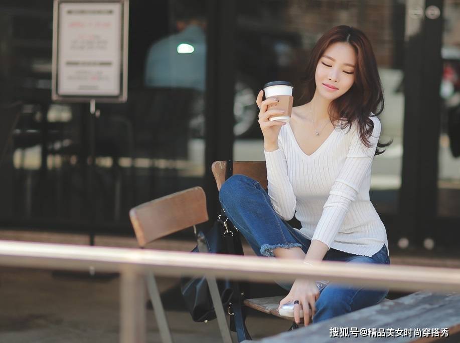 锁骨|简约时尚的针织衫给人一种简约的美