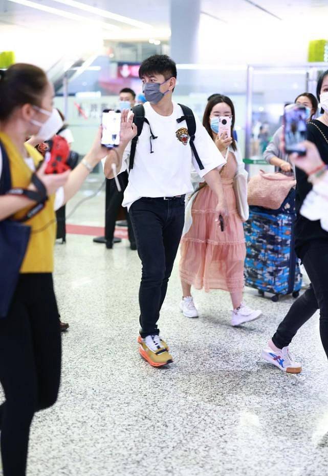 吴奇隆|吴奇隆虽然比王耀庆大3岁,可是同框好像弟弟,穿虎头T恤挺可爱