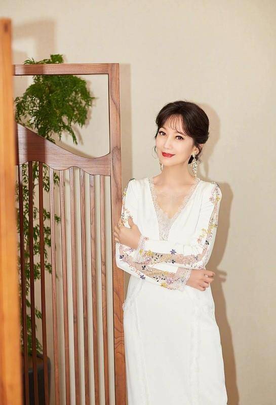 优待|“冻龄美女”赵雅芝真是被时光优待，身穿蓝色长裙，优雅又端庄