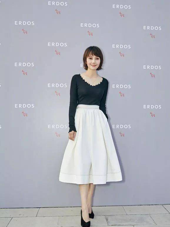 颜色|四五十岁的女人想穿出高雅气质?素色穿搭才是正解,气质秒变高级