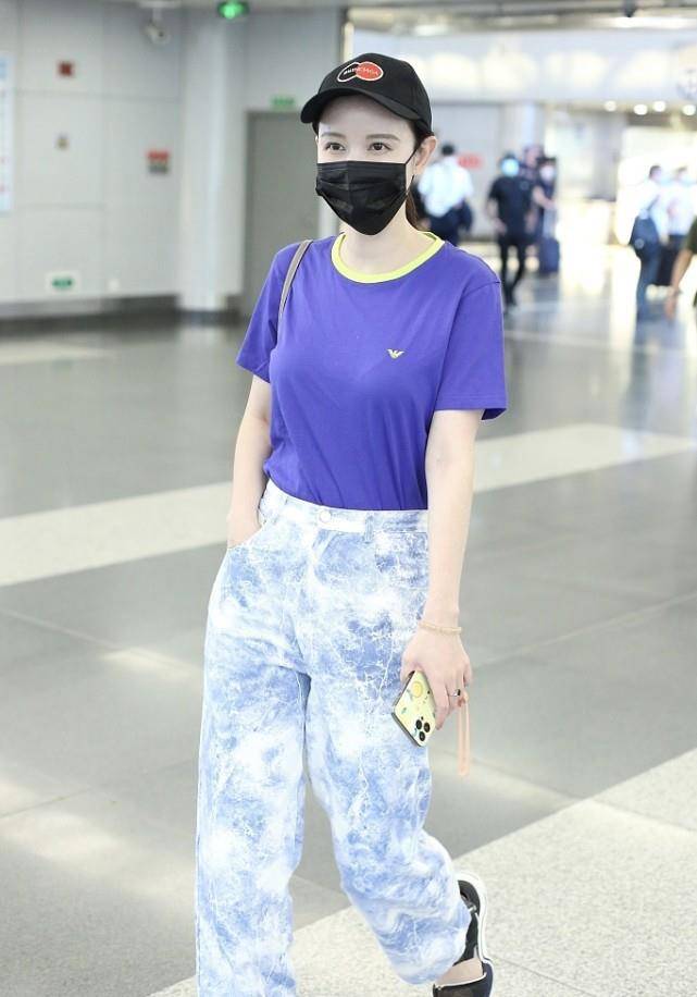 黑色|张萌这次穿得够年轻了,但还是满满的阔太感,包包和鞋子实在抢眼