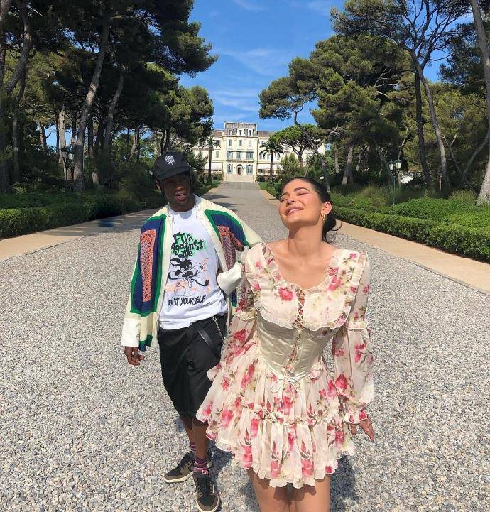 身材|金小妹22岁生日狂换装，束腰印花裙演绎法式宫廷风，狂炫名品身材