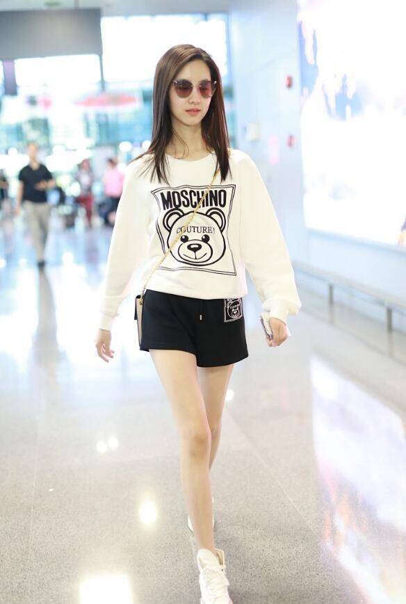 青春片|陈都灵穿热裤秀大长腿,搭配灰色墨镜,尽显“土味”穿搭