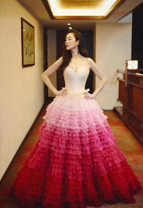 黑色|温峥嵘美出新高度，穿一袭黑色西服连衣裙出席活动，高贵优雅大方
