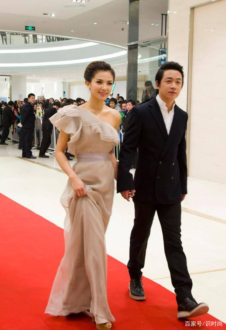 效果|刘涛出海拍时尚大片，大露香肩和长腿，42岁越来越有“阔太”气质