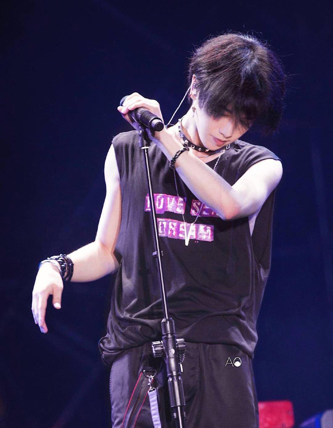 夏天|背心穿搭大赛，陈立农黄明昊华晨宇等上榜，有你家爱豆吗？