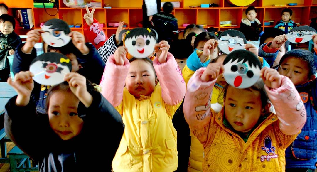 家长|2岁半上幼儿园和4岁上幼儿园，哪种更好？这2个孩子差别太大了