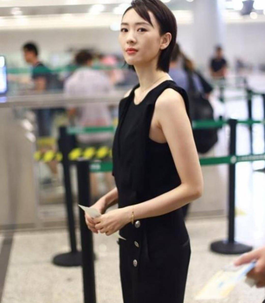 童谣|童谣真会扮嫩，黑色背带裙搭配无袖背心，重回学生时代的既视感