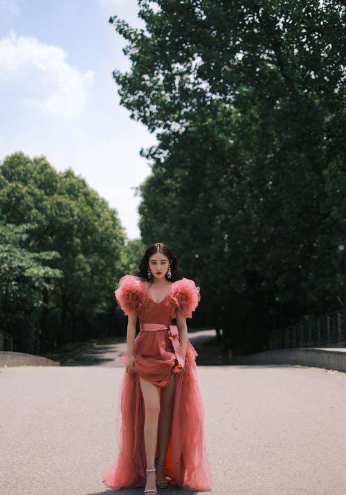 九月|阚清子9月造型抢眼，红色抹胸礼服坐在绿草上，女人味十足