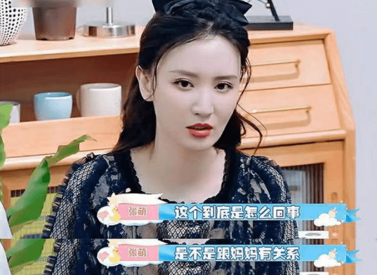 张萌|张萌带3岁女儿现身迪士尼，女儿术后恢复良好，保姆全程小心看护