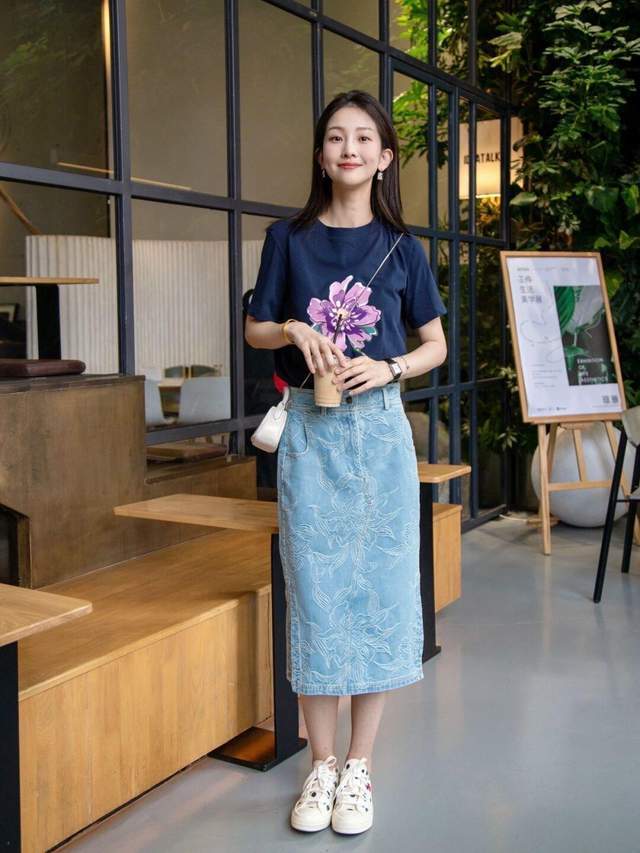 配饰|想变成“商圈精英”的女神，试一试西服搭配波点连衣裙，高贵大气