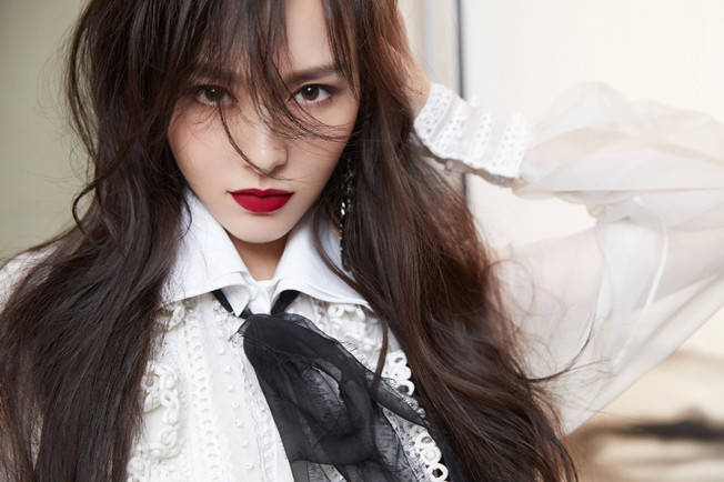 身材|唐嫣罕见走机场，穿卡通毛衣配皮裤小腿成身材短板，皮肤似大白墙