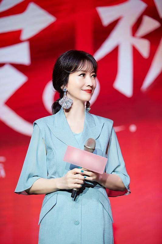 优待|“冻龄美女”赵雅芝真是被时光优待，身穿蓝色长裙，优雅又端庄