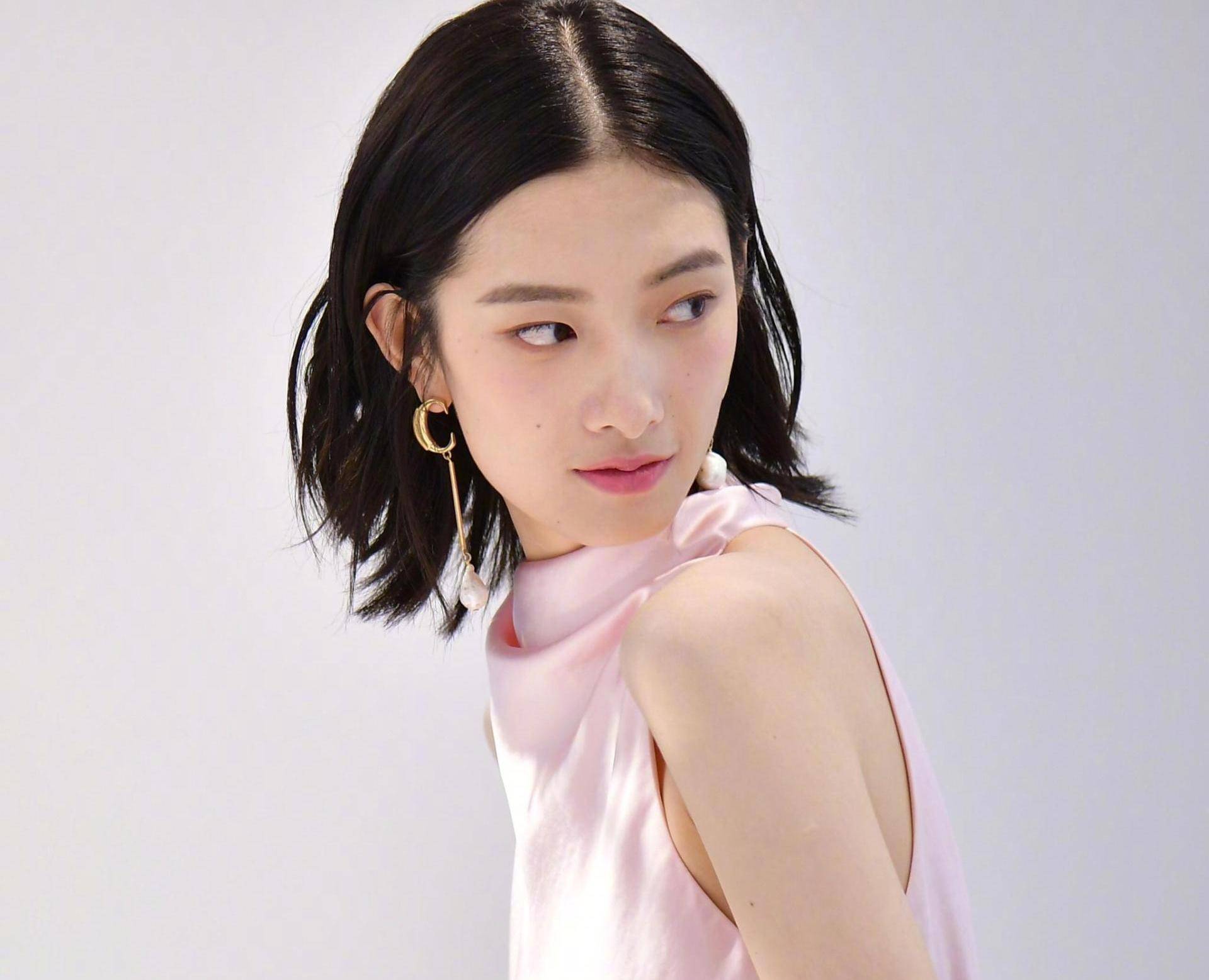 入圈到现在,她曾先后为多个国际奢侈品牌走秀,是当之无愧的"时尚宠儿"