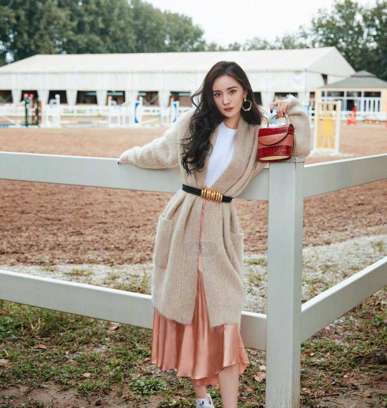 叛逆|杨幂是要走“叛逆路线”?绿色挑染个性又前卫,玩下衣失踪秀美腿