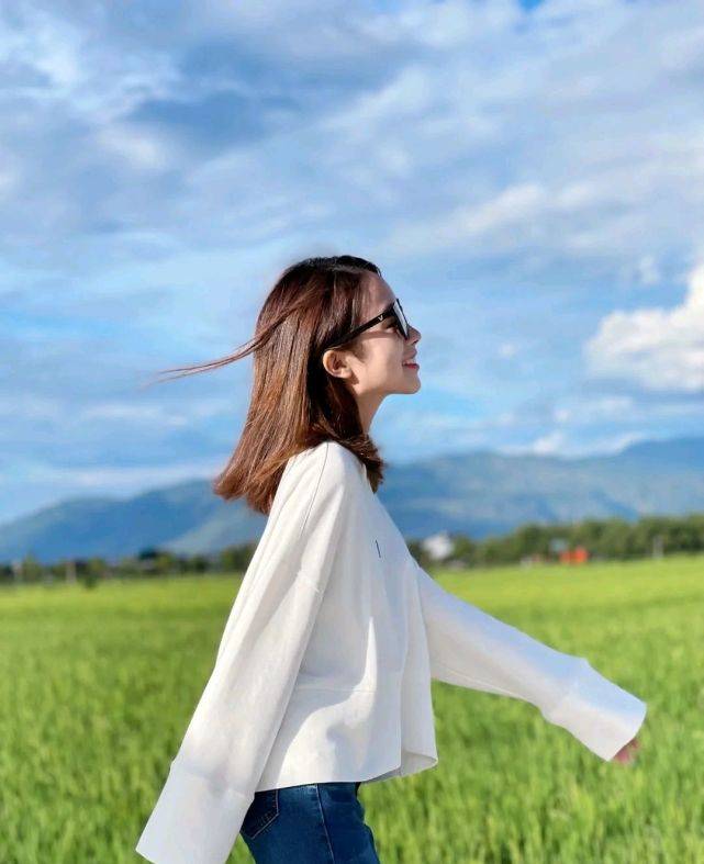 卫衣|女生就该美美的，日常穿搭也要穿出高级感，才能展现出自身的魅力