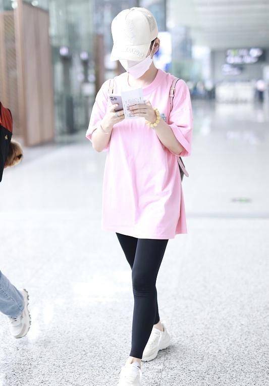 小姑娘|潘晓婷罕见走机场，穿粉T配瑜伽裤像小姑娘，39岁身材保持得真好