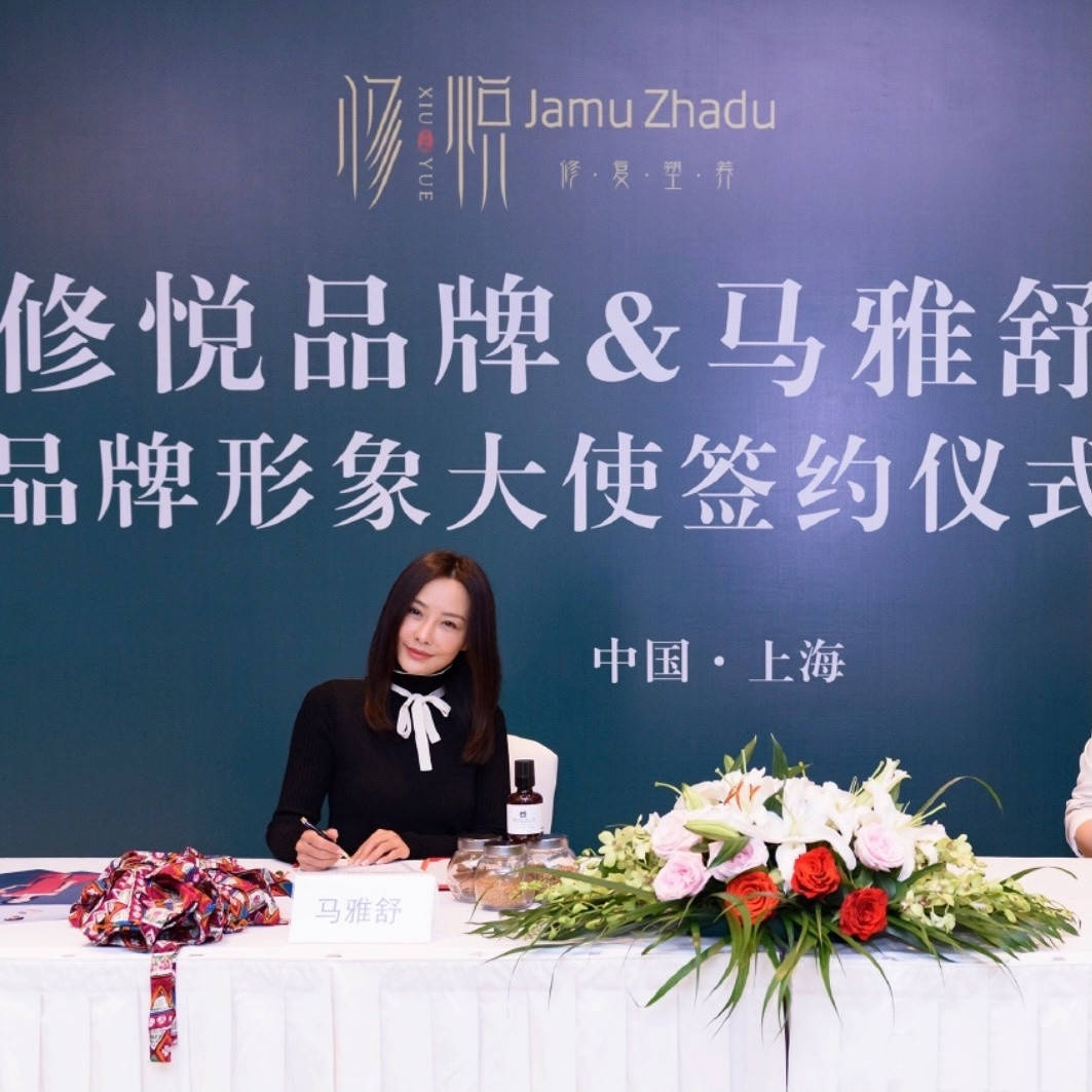 黑色|44岁的马雅舒温柔感不减，穿小黑裙都好甜美，一看就过得不错