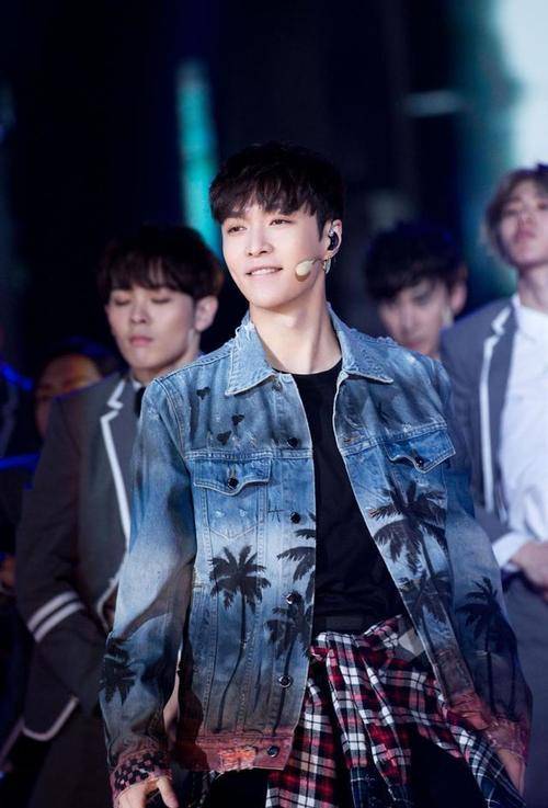 换人|张艺兴换发型如换人，狼尾头配复古外套，靠栏杆随便摆POSE都有型