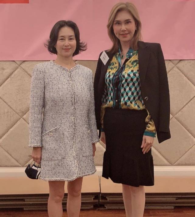 身材|何超琼穿黑裙现身，腹部勒出几层赘肉，身材是不好但气质高贵！