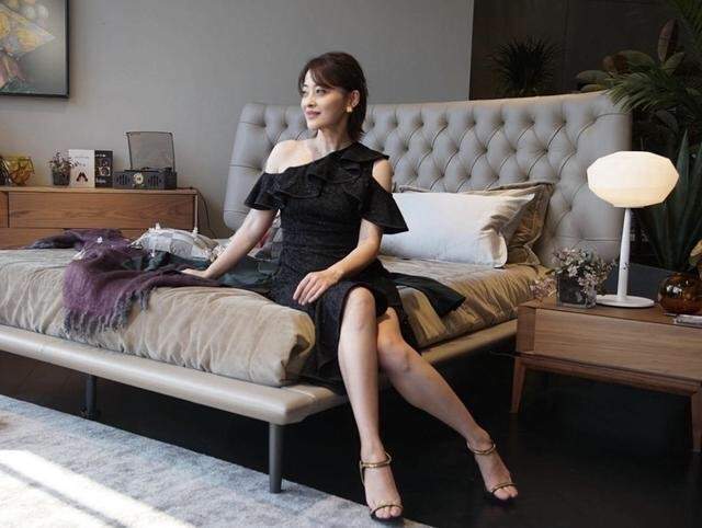 条纹|梅婷美出新高度，黑色条纹裙比模特还高级，妥妥的女性穿搭模板