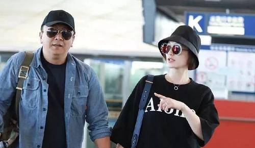 个性|45岁李小冉逃过“中年油腻”，穿蕾丝裙仙气十足，夫妻同框像隔代