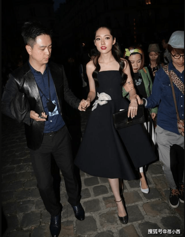 黑色|向太儿媳郭碧婷又惊艳了我，简单穿黑色抹胸裙，就美出了国际范