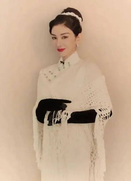 黄奕|43岁黄奕天生古典美，穿旗袍优雅又矜贵，同框林小宅也不输气质！