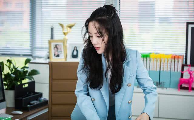 李小璐|40岁的李小璐新剧造型，新发型搭配西装服，职场风干练又高级！