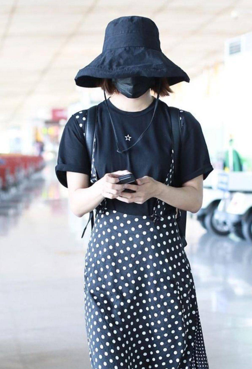 背带|王珞丹真嫩!身穿波点背带裤俏皮与可爱,37岁还充满少女感