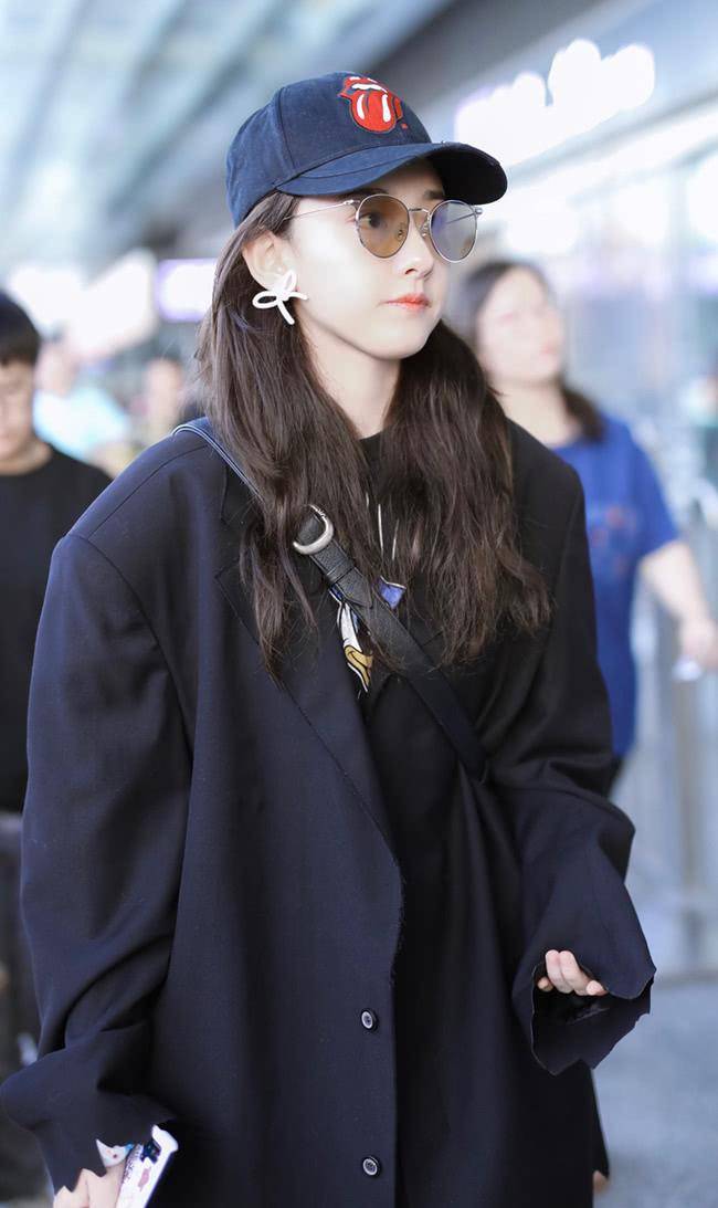 黑色|宋祖儿现身机场，大衣配长裙，大夏天的你这样穿，难道不热吗？