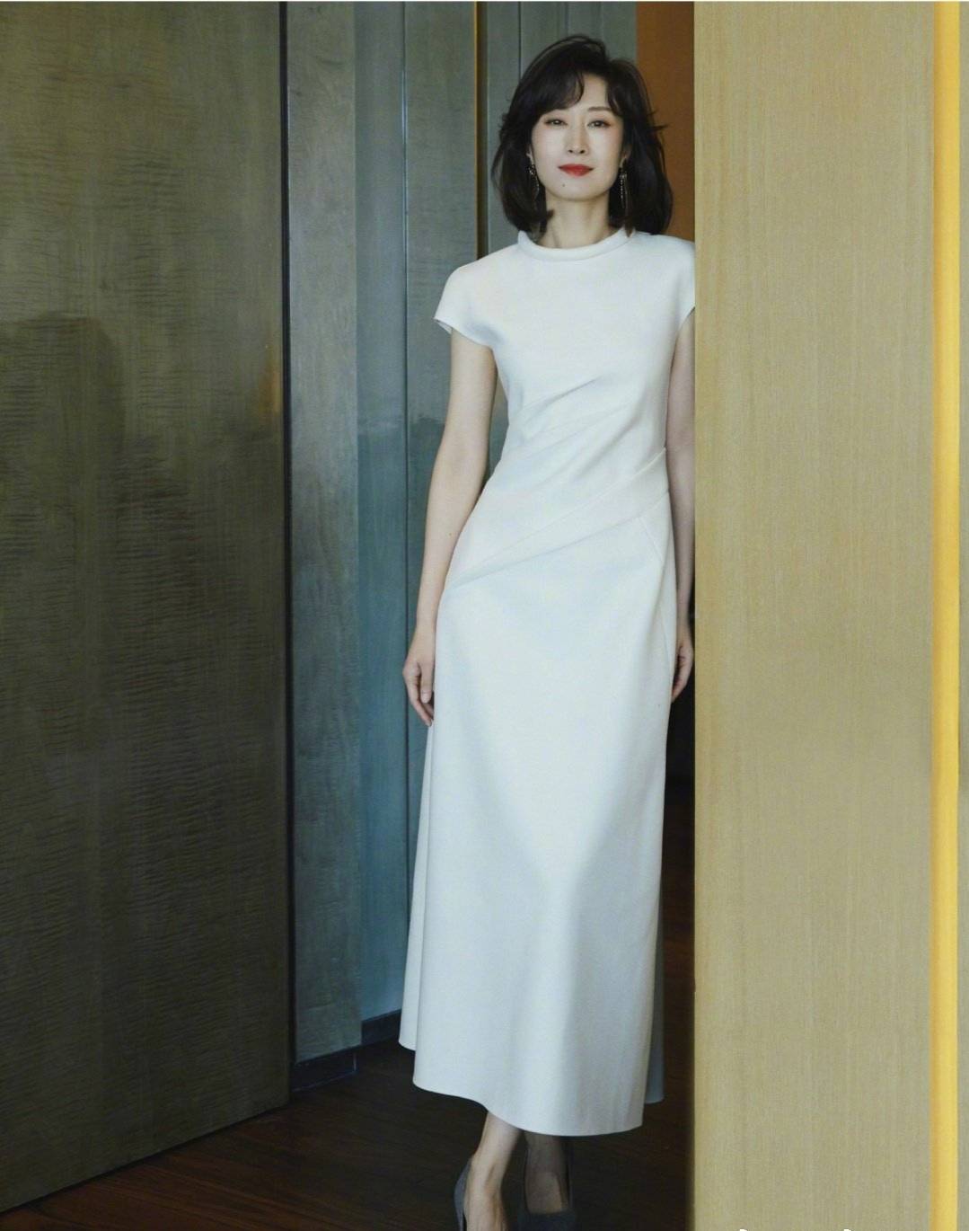 刘敏涛|45岁刘敏涛这么少女?穿粉色西装现身,尽显甜美和可爱