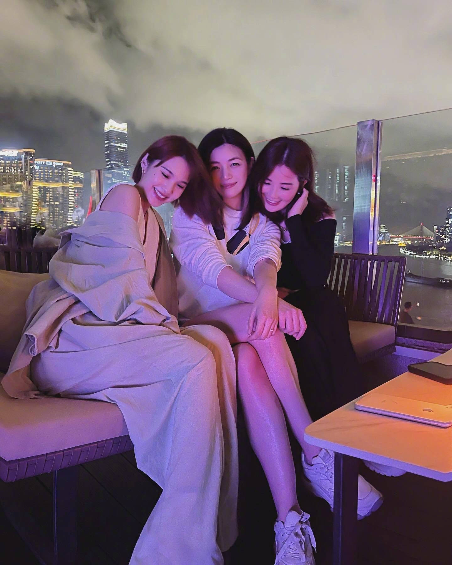 显得|杨丞琳陈妍希蔡卓妍坐在一起，不仅穿搭养眼，姐姐们的状态都不错