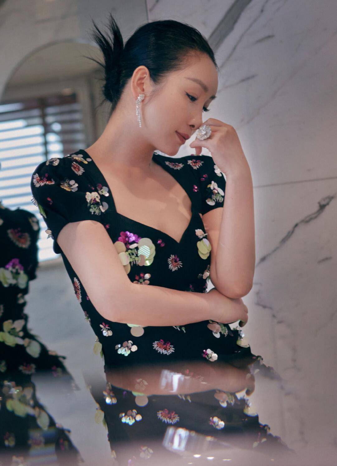 整体|42岁秦海璐够有女人味，穿墨深蓝色“裙装”大秀身材，气质太好