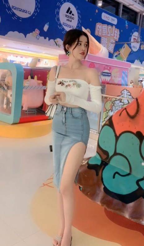 身材|时尚迷人的美女，穿“高开叉”裙子来游乐场，身材性感成焦点