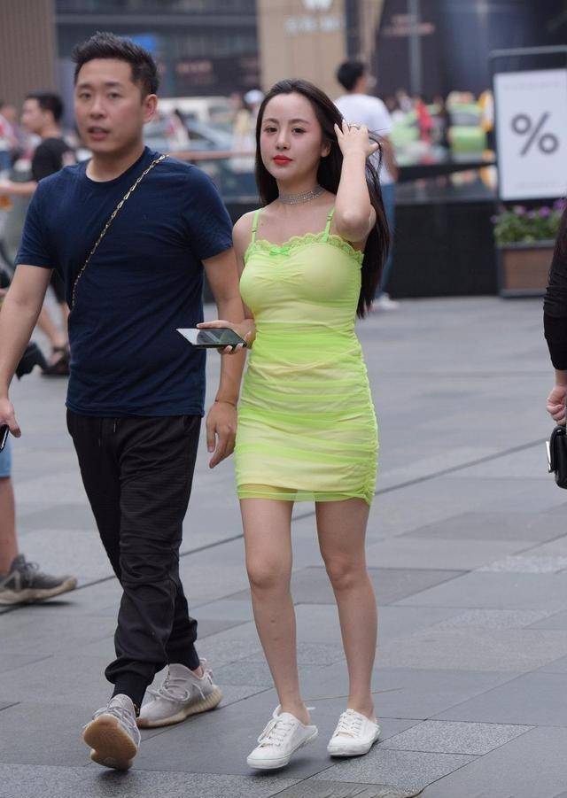 脚踝|打底裤的搭配彰显时尚的休闲范，时尚穿搭显魅力