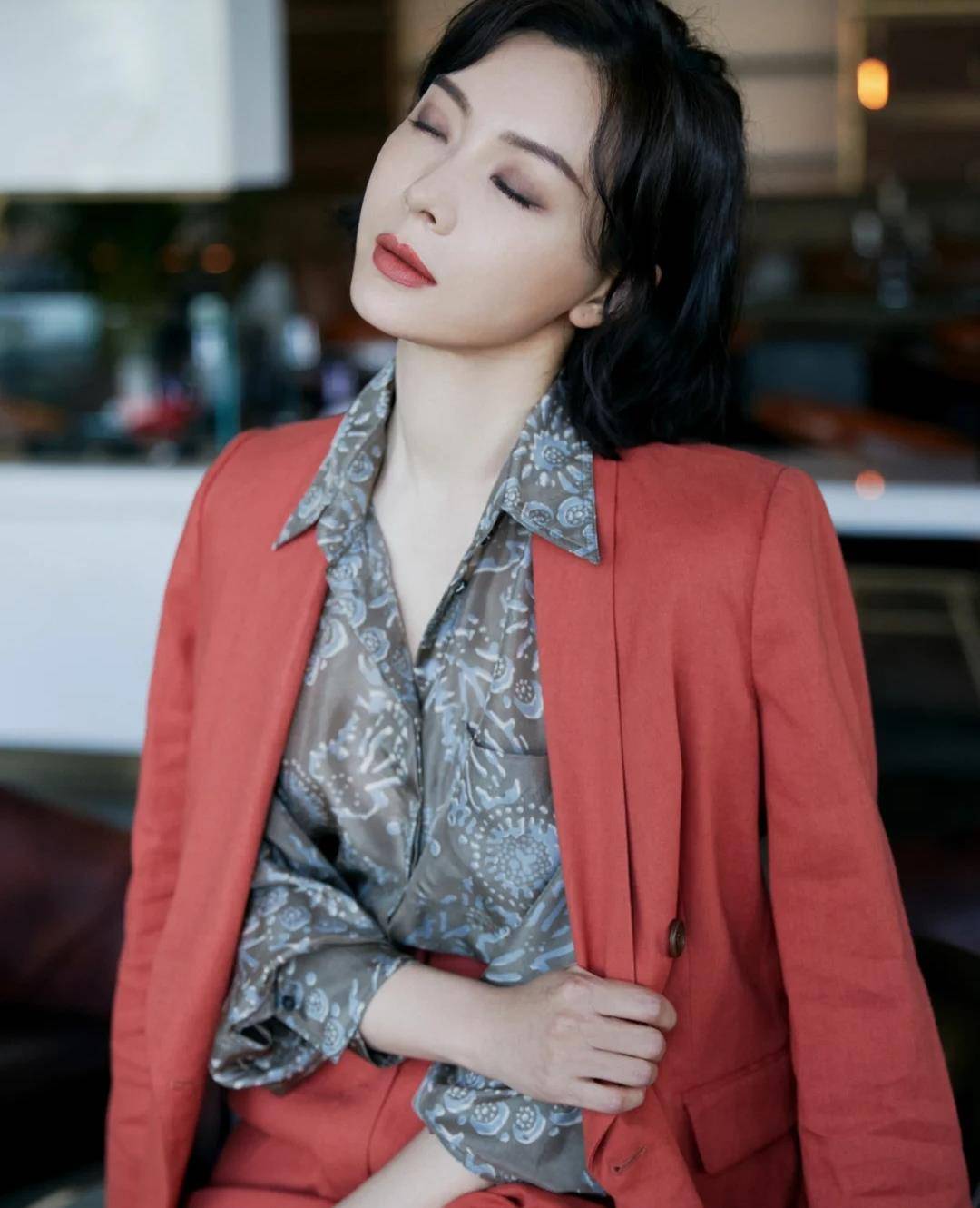 身材|40+的女人想摆脱大妈感，少穿T恤多穿雪纺，看陈数、闫妮就知道了