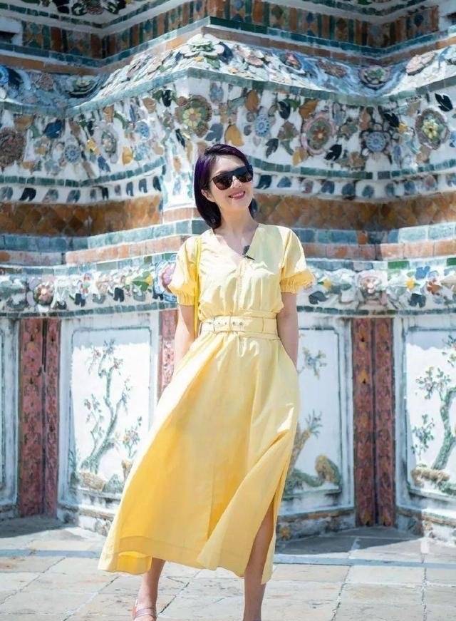 黑色|46岁杨千嬅美出天际，穿黑色长裙大秀曲线，身材让你羡慕