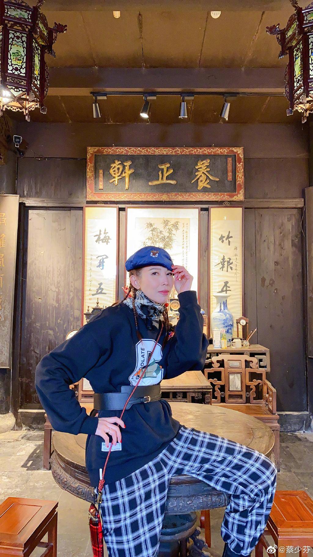 双厚底|47岁蔡少芬少女感依旧，黑色卫衣配贝雷帽，大胆美出年轻活力