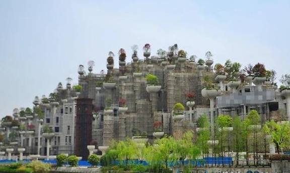 上海又一建筑走红，千棵树建成“空中花园”，却被调侃像“坟墓”