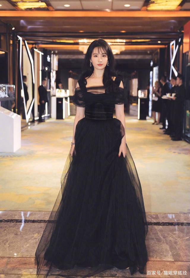 整体|“青年发福”的刘亦菲也惊艳，穿小黑裙曲线更明显，包上都镶着钻