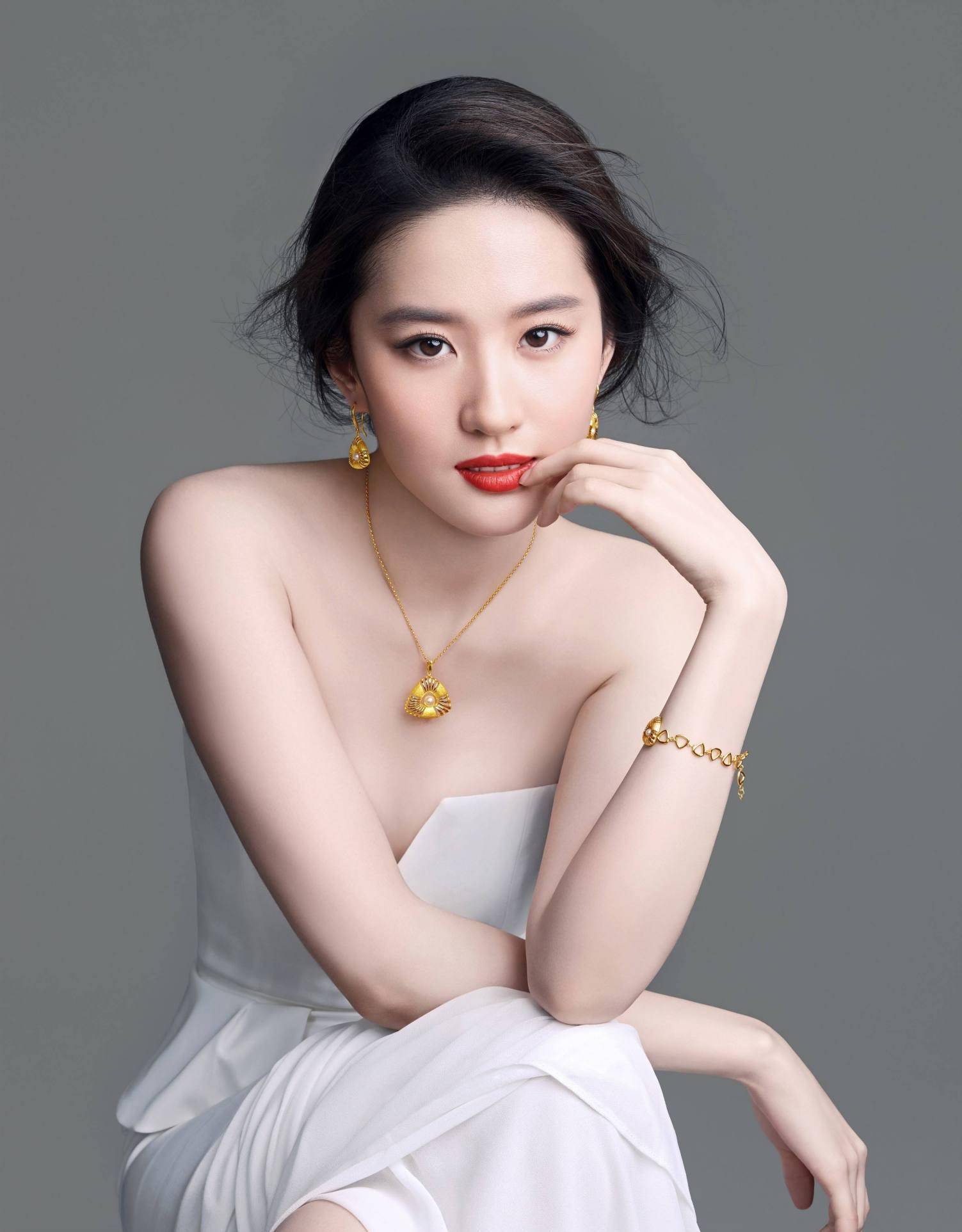 饰品|“神仙姐姐”刘亦菲,看她在宝石之间如何搭配,绝对是古典美人