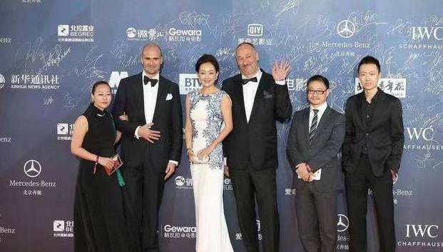 身材|48岁牛莉还挺会打扮，穿白色无袖礼服亮相，身材完全都没有走样