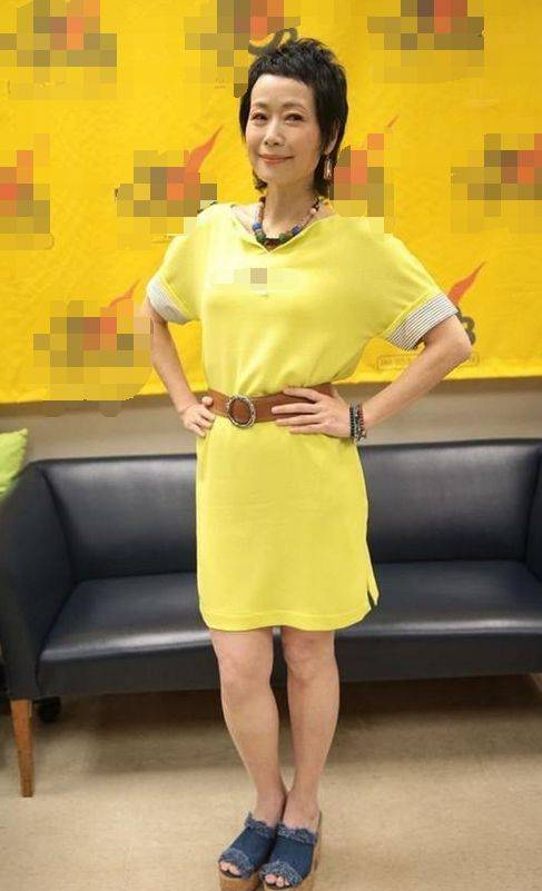 叶童|叶童还是服老！不开滤镜穿裙子没有腰线，完全是一个老年人的穿搭