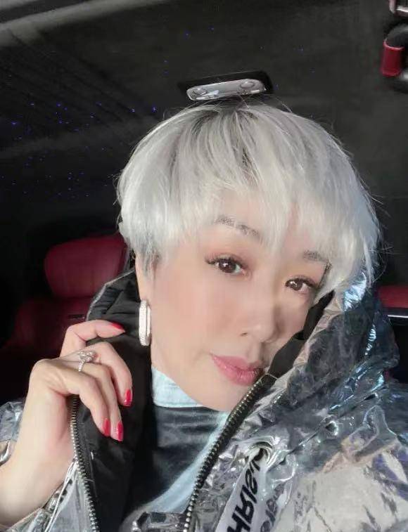 身材|50岁钟丽缇怀四胎？穿宽松T恤遮掩肚子，身材臃肿手也肿孕相十足